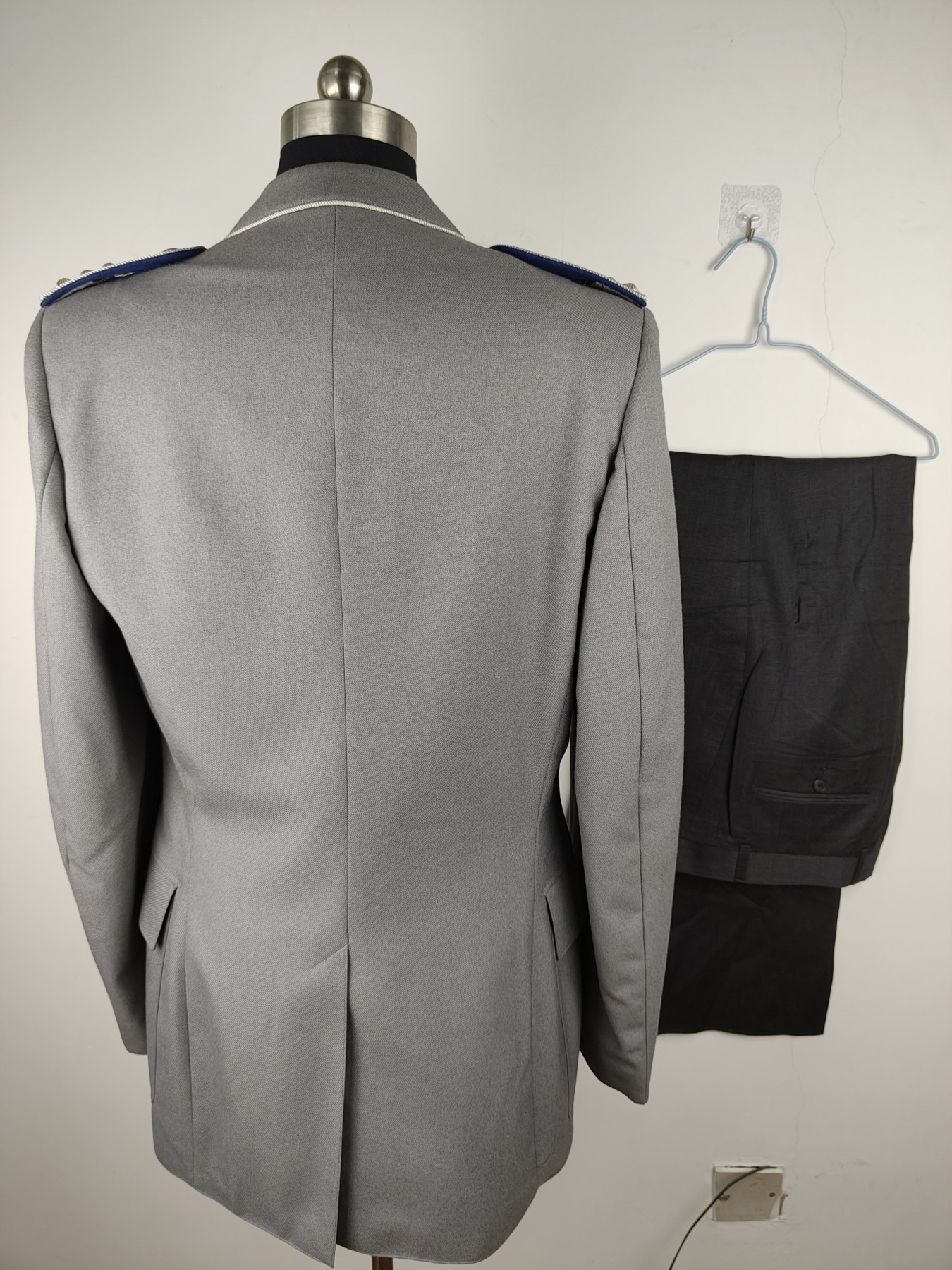 全场0元起拍 第151期 咸鱼国勋章拍卖专场 4月28日（周日）下午6：00开始 西德军医尉官常服一套胸围104 肩宽44 衣长85 袖长68 腰围82 裤长113