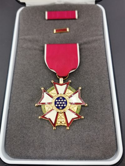 老王徽章第三十七期 - 美国骑士级功绩军团勋章   原盒带略和珐琅略   授予美国NASA宇航员，空军上校圭恩·布鲁福德，此人曾参加4次NASA航天任务，太空时间28天16小时，百度百科和外网均可查到此人资料