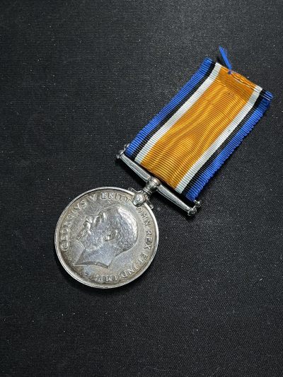 戎马世界章牌大赏第67期 - 英国一战纪念奖章，银制厚版（比一般的更厚），背面五彩包浆，品相很好。带全套档案，授予空军服役得主H. Hill， 介绍见下方，得主1914年18岁时开始服役于英国陆军，在1918年4月1日皇家空军（Royal Air Force）建军时转入皇家空军，获得一战战争奖章和胜利奖章，获勋时担任二等空军机械师（Air Mechanic 2nd Class）