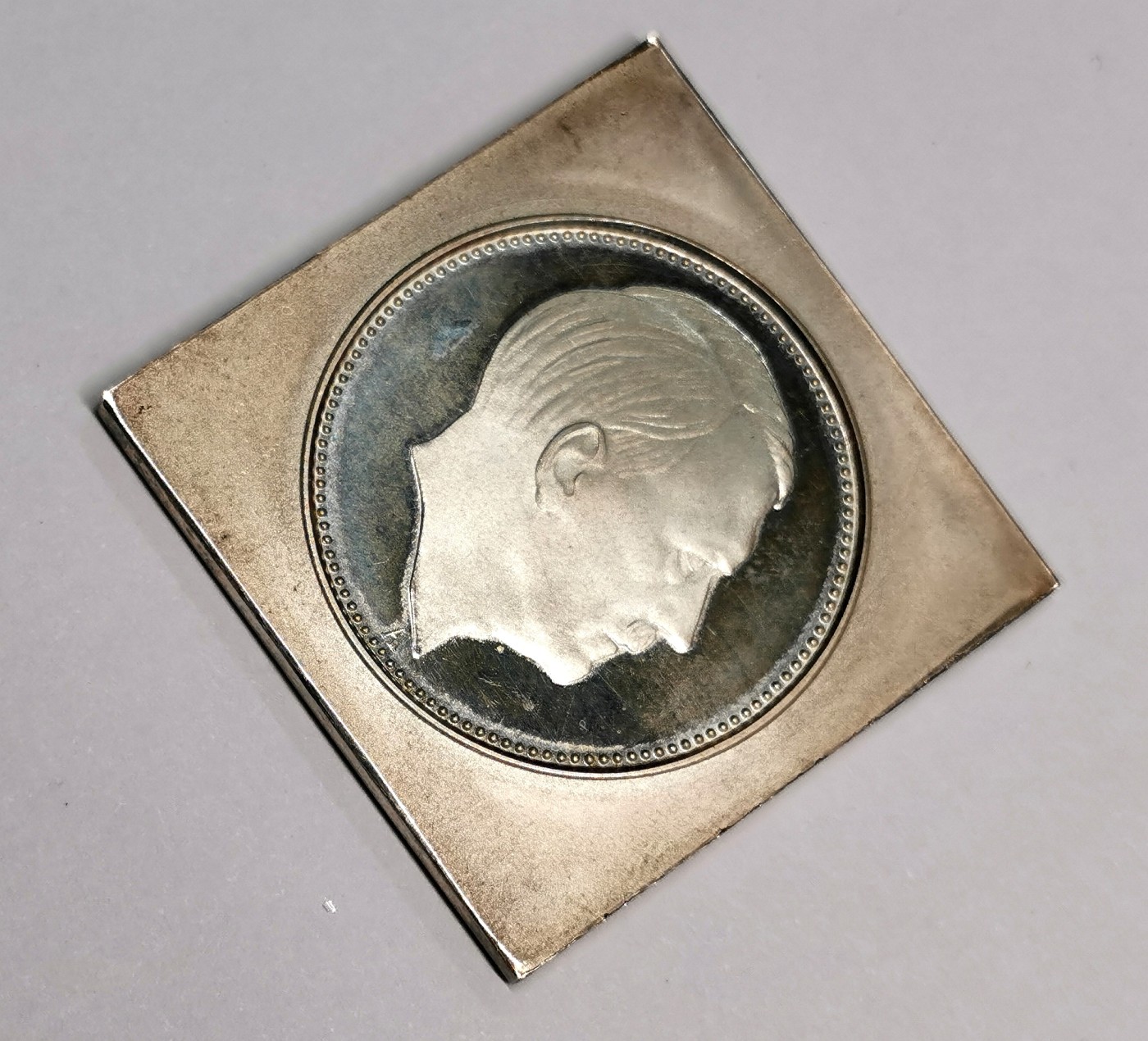 凡希社世界钱币微拍第二百六十七期 荐！1942A德国元首5帝国马克KLIPPE银样币，珍稀！35*35mm，24.78g，根据Hans Schwegerle1942年绘制的草图铸造于慕尼黑，并于1943年年初提交给元首。