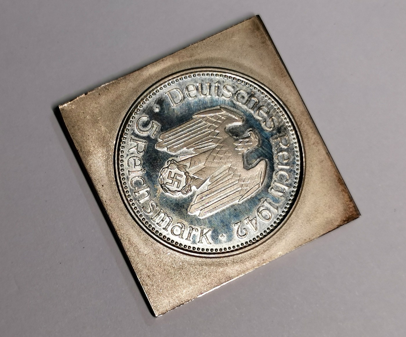 凡希社世界钱币微拍第二百六十七期 荐！1942A德国元首5帝国马克KLIPPE银样币，珍稀！35*35mm，24.78g，根据Hans Schwegerle1942年绘制的草图铸造于慕尼黑，并于1943年年初提交给元首。