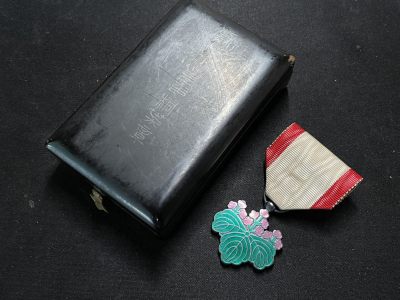 戎马世界章牌大赏第67期 - 日本勋七等青叶章，银制，带战时银字盒