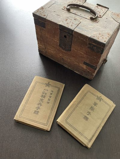 戎马世界章牌大赏第67期 - 日本武藤耕造军队手碟与补充兵手碟一套，得主为电气工，带一个原主使用的木箱