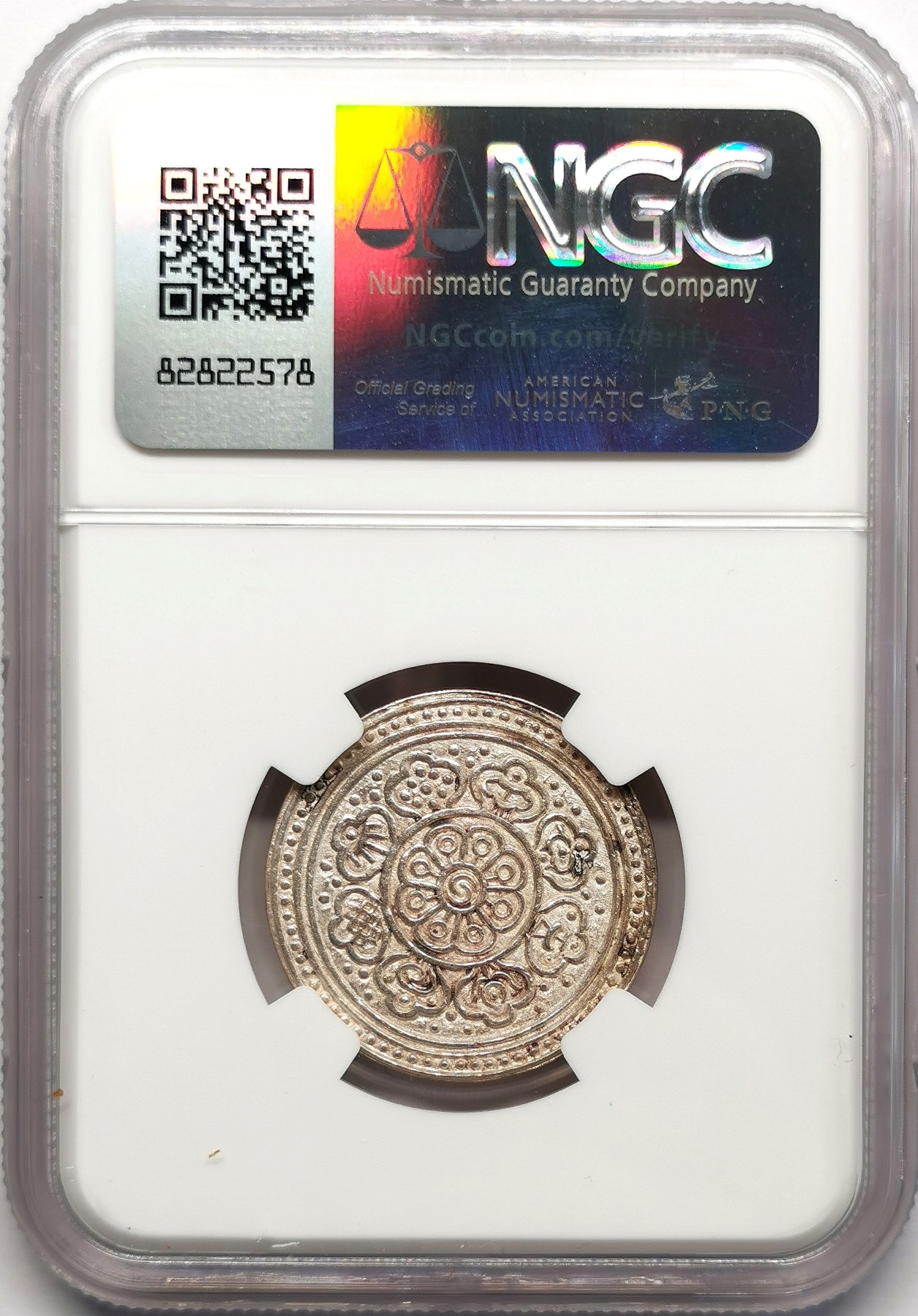 凡希社世界钱币微拍第二百六十七期 1910中国西藏格桑章噶NGC-MS62，黄光淡彩，稀见的1/1/1/1星点版式！