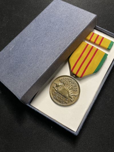 戎马世界章牌大赏第67期 - 美国越南战争服役奖章，盒略齐全