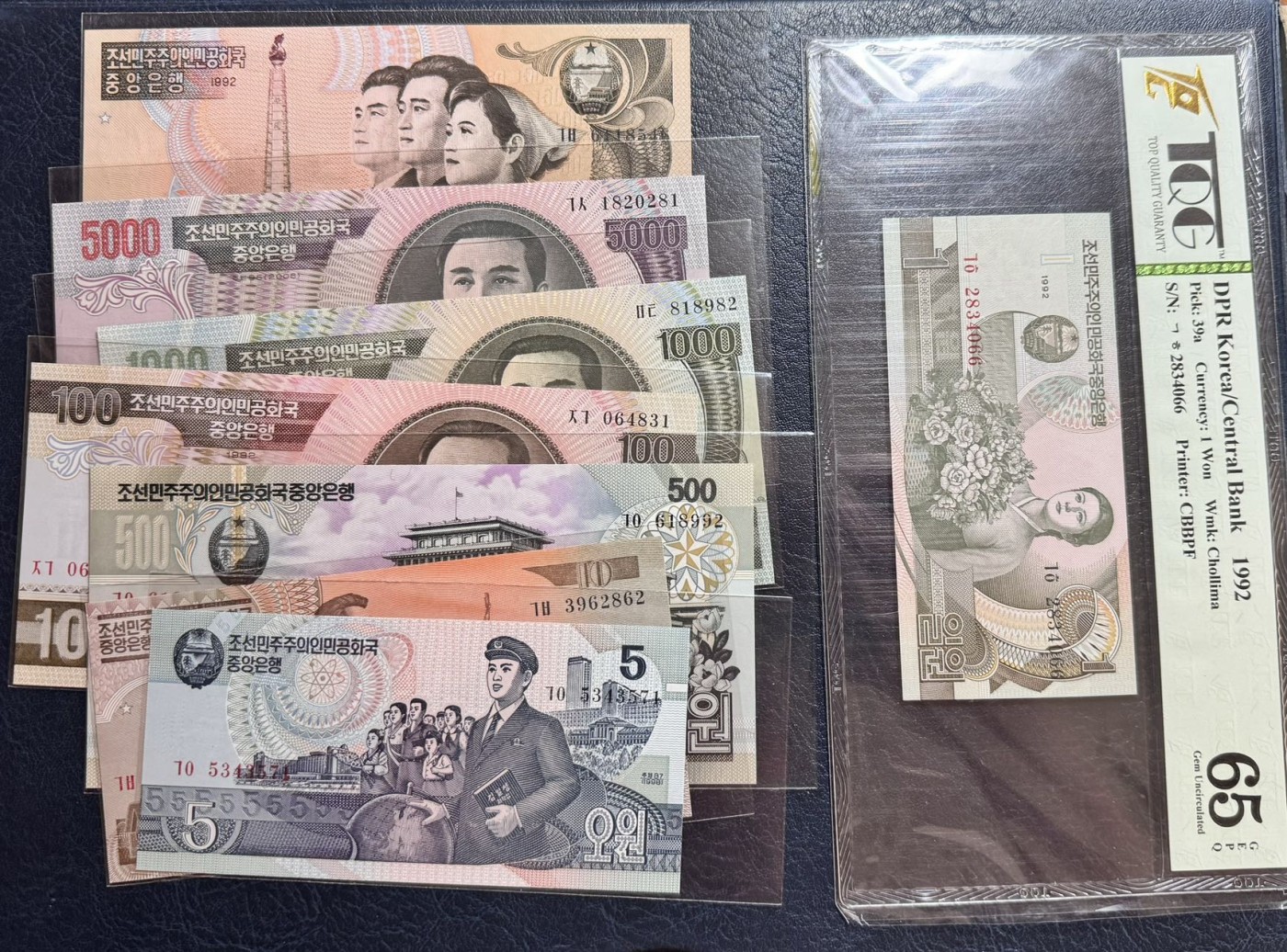 收藏联盟Quantum Auction 第341期拍卖  朝鲜1992-2006年1到5000元和1992年加盖纪念钞1到50元 品相全新UNC 1为TQG65 GEPQ