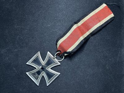 戎马世界章牌大赏第67期 - 德国WW II二级铁十字勋章  无标战时98厂，漆面保存一般