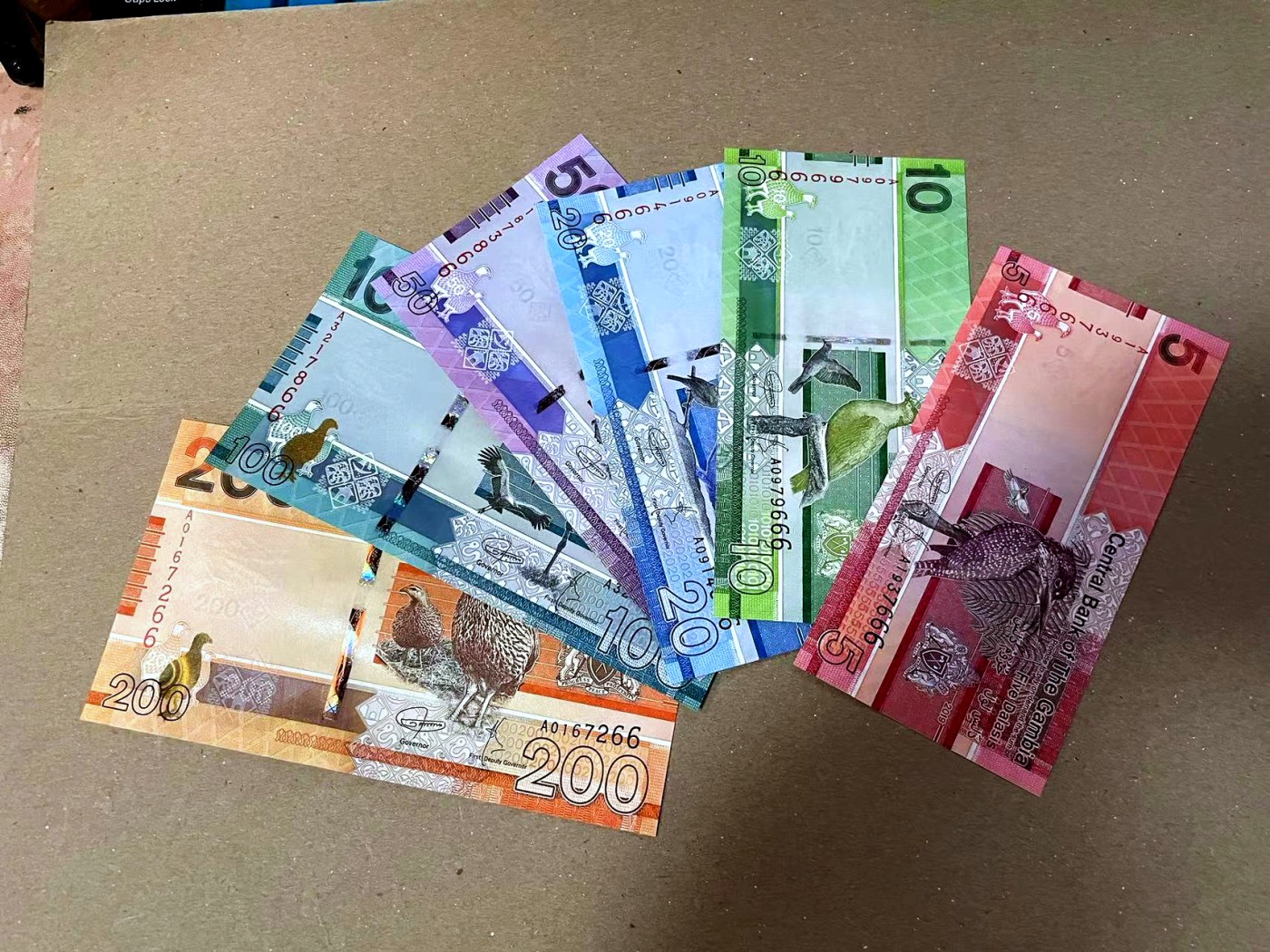 【Blue Auction】✨世界纸币精拍第468期【精】 【一组6张A冠66尾二同 含666豹子号】冈比亚 5-200达拉西 全新UNC 动物套 