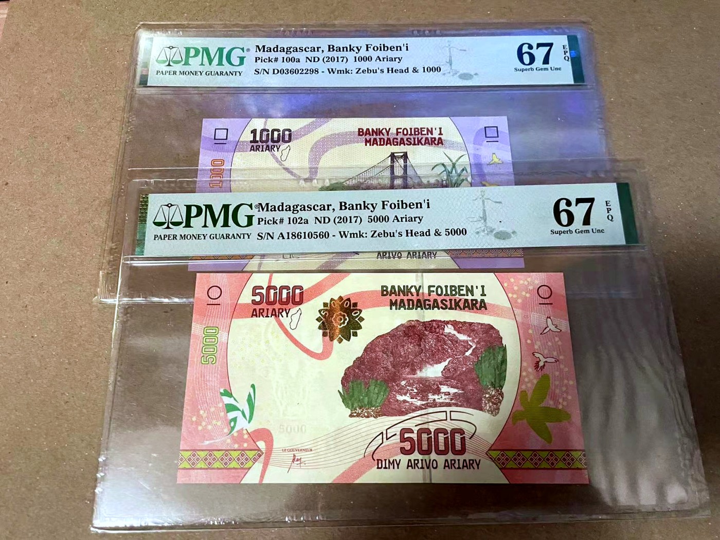 【Blue Auction】✨世界纸币精拍第468期【精】  【一组2张】马达加斯加 2017年1000-5000阿里亚里 PMG67EPQ 