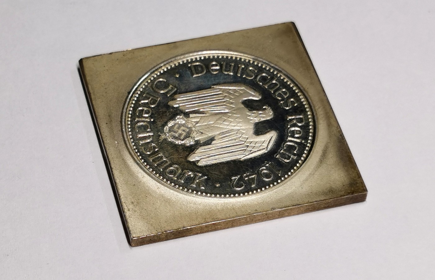 凡希社世界钱币微拍第二百六十七期 荐！1942A德国元首5帝国马克KLIPPE银样币，珍稀！35*35mm，24.78g，根据Hans Schwegerle1942年绘制的草图铸造于慕尼黑，并于1943年年初提交给元首。