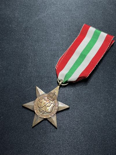 戎马世界章牌大赏第67期 - 英国二战意大利之星奖章