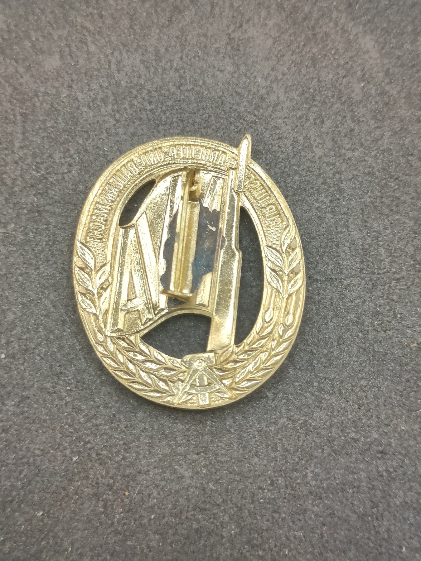 全场0元起拍 第152期 咸鱼国勋章拍卖专场 5月1日（周三）下午6：00开始 东德人民军体能章