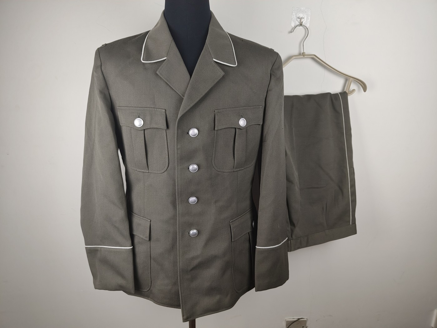 全场0元起拍 第152期 咸鱼国勋章拍卖专场 5月1日（周三）下午6：00开始 东德陆军军官裸服一套胸围106 肩宽46 衣长73 袖长62 腰围90 裤长95