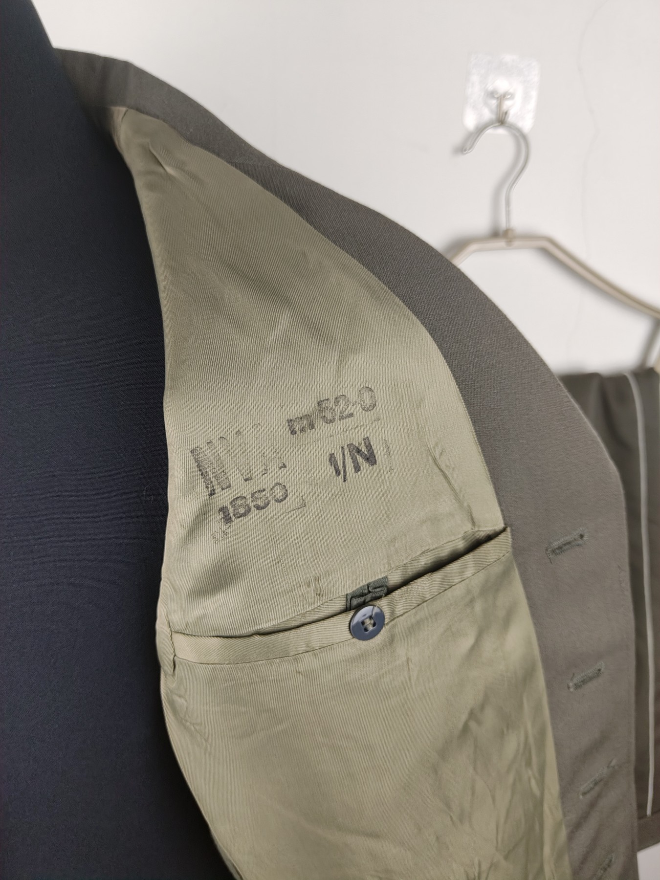 全场0元起拍 第152期 咸鱼国勋章拍卖专场 5月1日（周三）下午6：00开始 东德陆军军官裸服一套胸围106 肩宽46 衣长73 袖长62 腰围90 裤长95