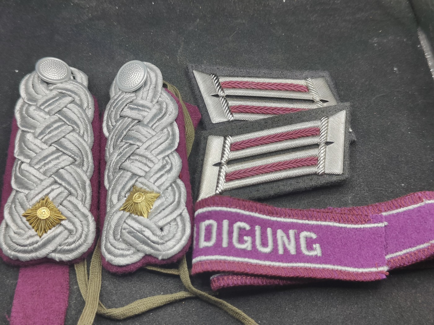 全场0元起拍 第152期 咸鱼国勋章拍卖专场 5月1日（周三）下午6：00开始 东德内卫配饰一套