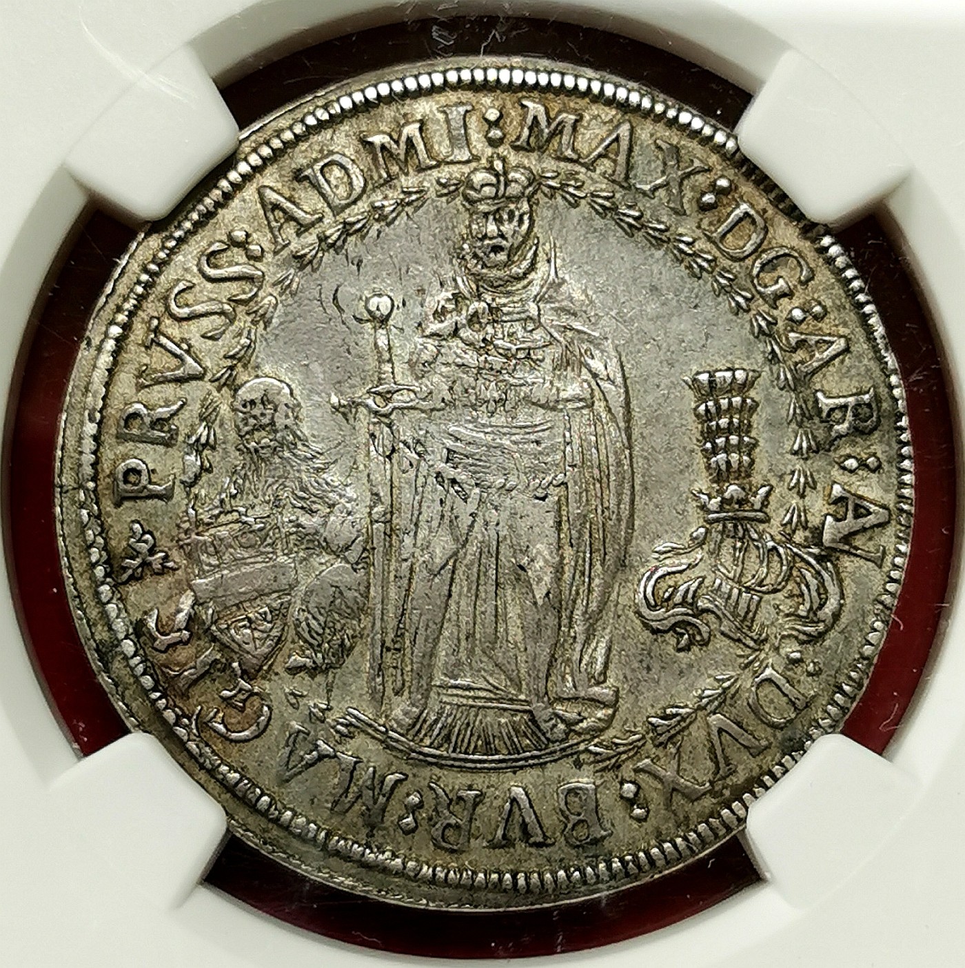 凡希社世界钱币微拍第二百六十七期 荐！1612条顿骑士团重装骑士与盾徽1/2泰勒NGC-AU58，一年型，稀有品种，非常轻微的流通痕迹，标准的欧陆灰彩，N冠军分！