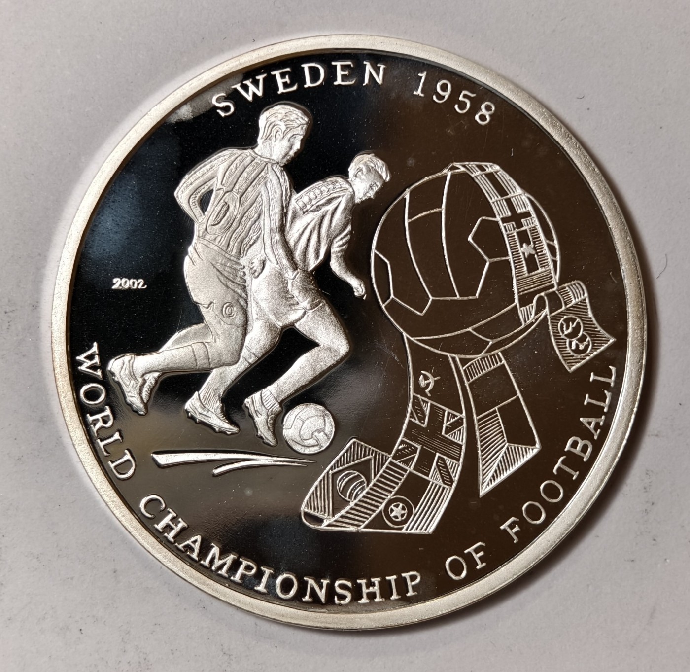 紫瑗钱币——第344期拍卖 朝鲜 2002年 58年瑞典世界杯 带球 5圆 20克 0.999银 精制