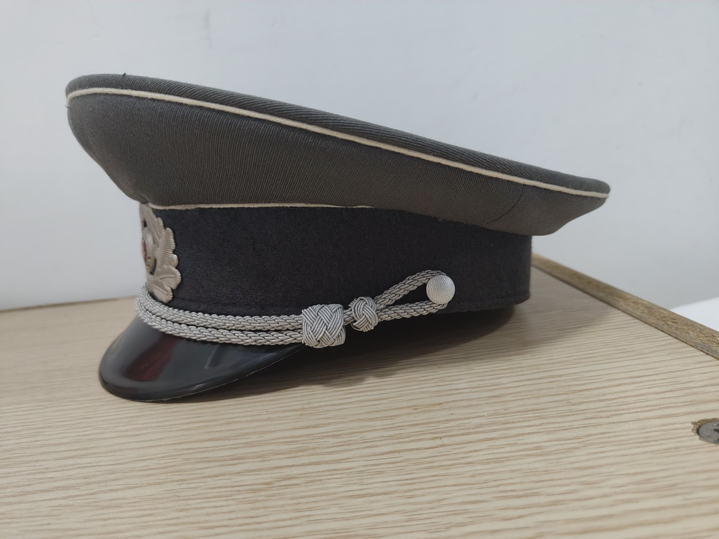 全场0元起拍 第152期 咸鱼国勋章拍卖专场 5月1日（周三）下午6：00开始 稀有大码 东德人民军陆军军官大檐帽 61CM