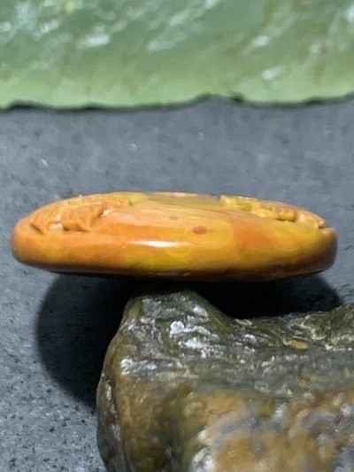 精美亚光冰飘战国红玛瑙手工雕刻双鱼平安扣一个(寓意，富贵有余）， 精美亚光冰飘战国红玛瑙手工雕刻双鱼平安扣一个(寓意，富贵有余），