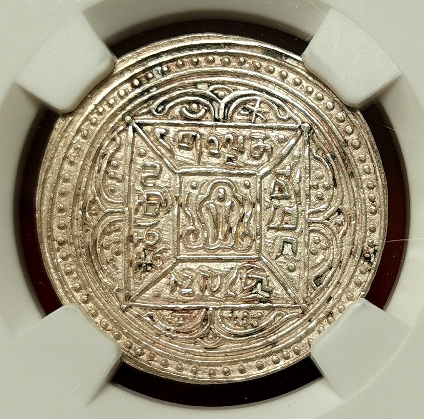 凡希社世界钱币微拍第二百六十七期 1910中国西藏格桑章噶NGC-MS62，黄光淡彩，稀见的1/1/1/1星点版式！