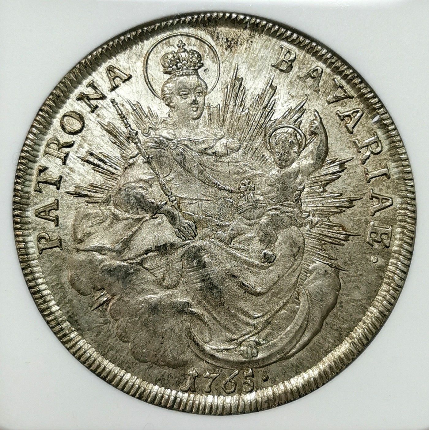 凡希社世界钱币微拍第二百六十七期 1765巴伐利亚马克西米利安三世圣母子泰勒大银NGC-AU58，原味灰彩，压铸细节出色！