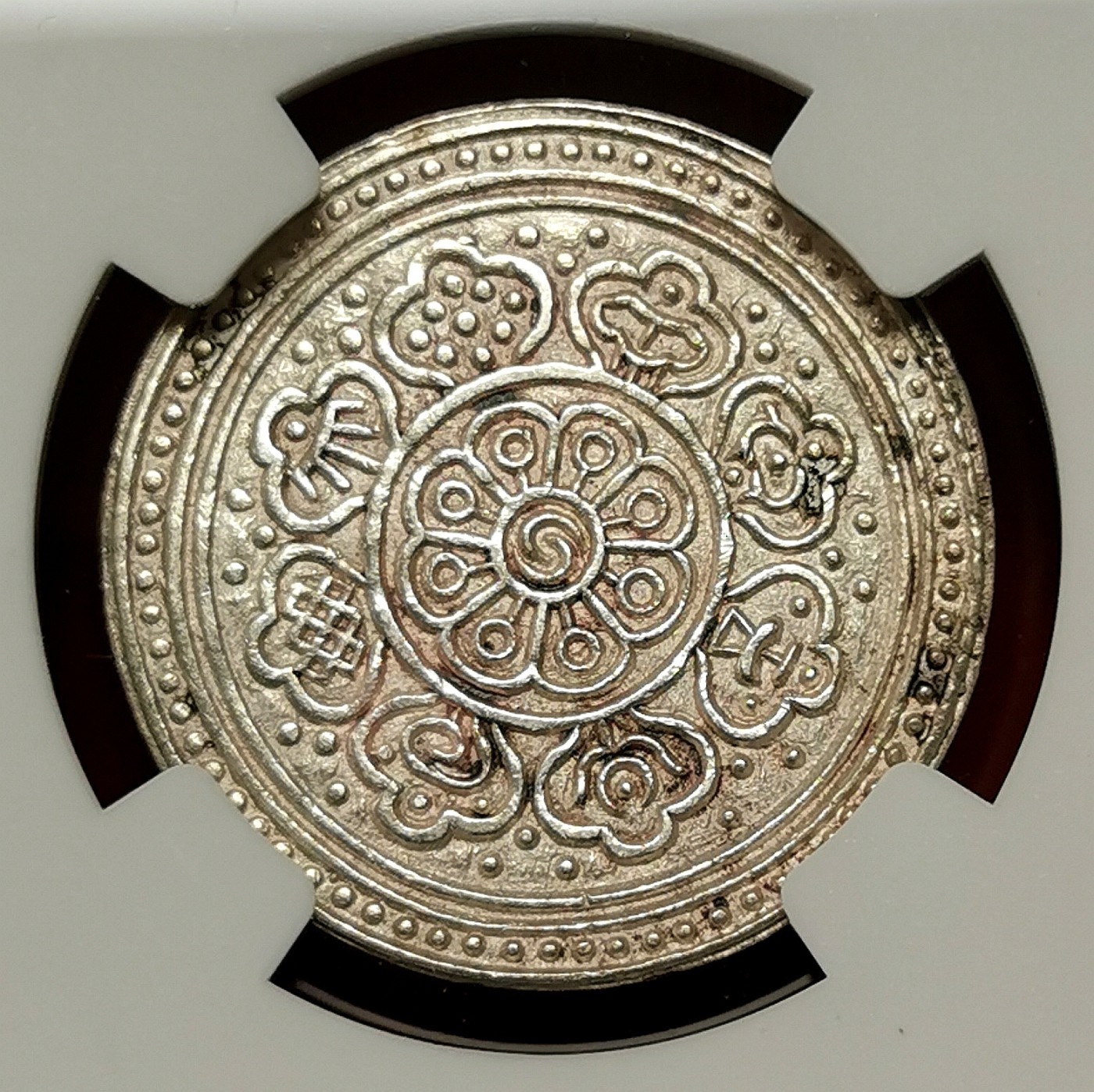 凡希社世界钱币微拍第二百六十七期 1910中国西藏格桑章噶NGC-MS62，黄光淡彩，稀见的1/1/1/1星点版式！