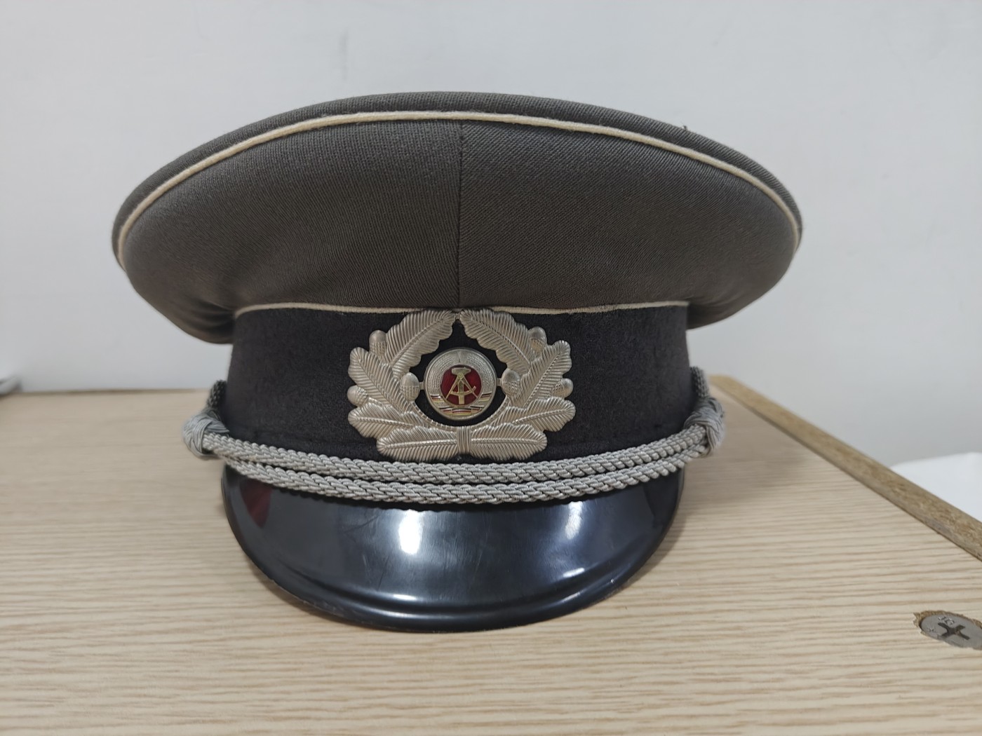 全场0元起拍 第152期 咸鱼国勋章拍卖专场 5月1日（周三）下午6：00开始 稀有大码 东德人民军陆军军官大檐帽 61CM