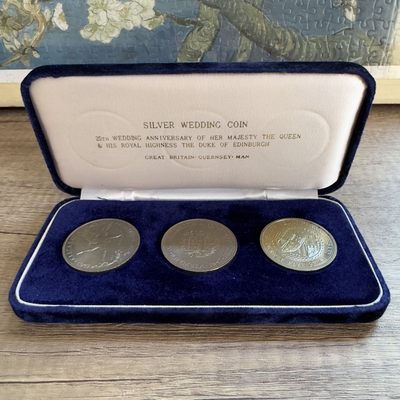 〔小葵钱铺〕银币·硬币·套币场·第29期·全场包邮 - 英女王银婚25周年原盒25便士克朗型纪念币3枚