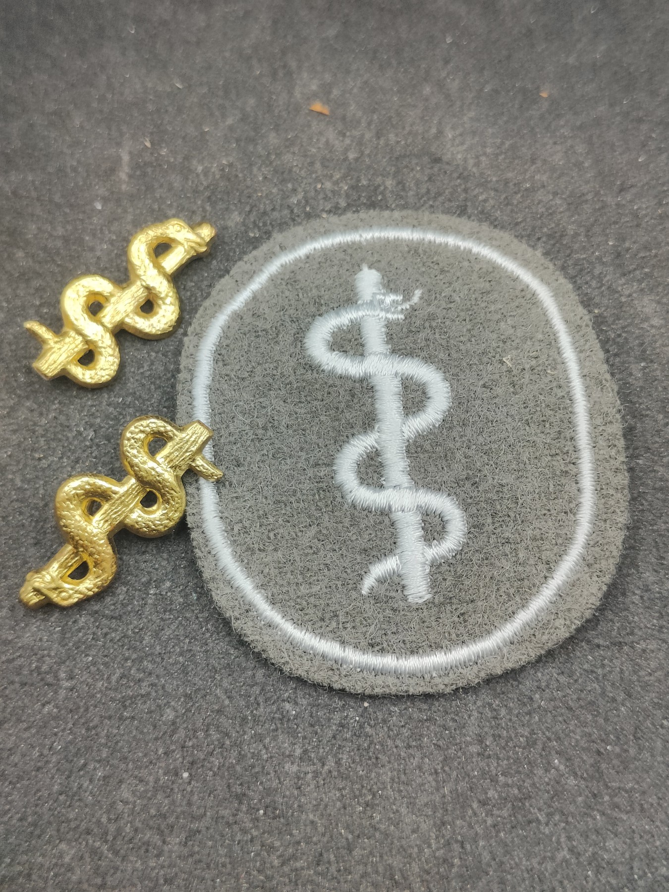 全场0元起拍 第152期 咸鱼国勋章拍卖专场 5月1日（周三）下午6：00开始 东德军医配件一组