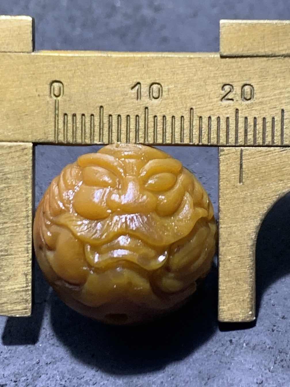 精美亚光高玉化黄战国红玛瑙手工雕刻钟馗圆珠一个，