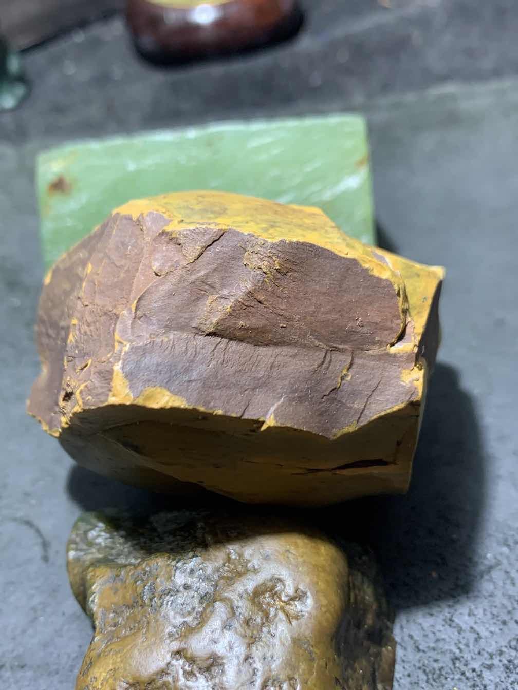 精美罕见新疆多彩泥石原石把件（镇纸，摆件） 一块，