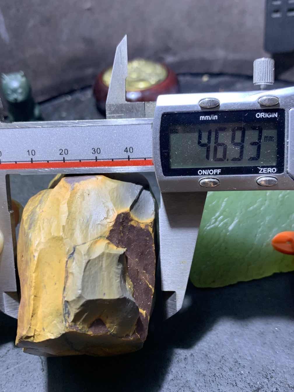 精美罕见新疆多彩泥石原石把件（镇纸，摆件） 一块，