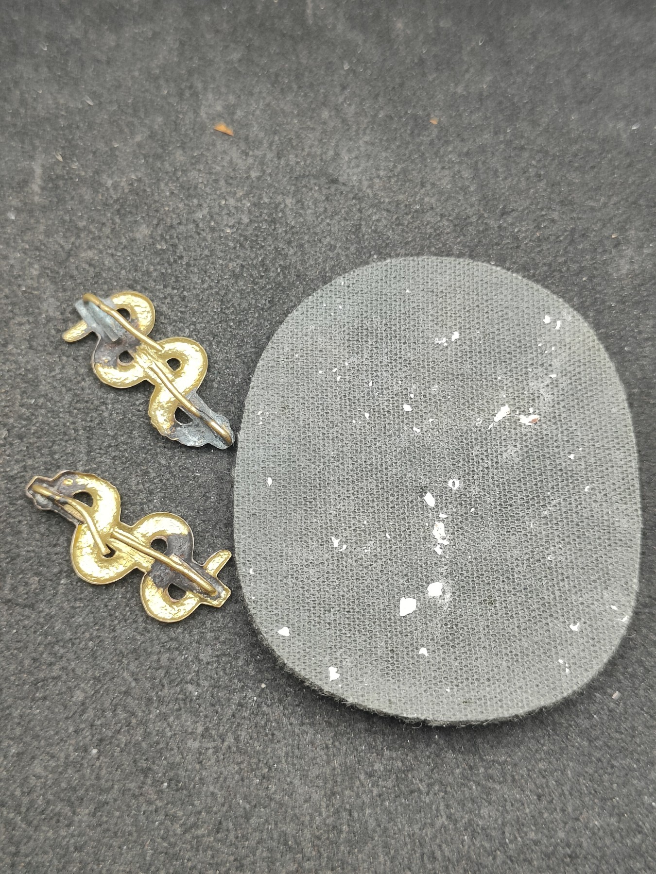 全场0元起拍 第152期 咸鱼国勋章拍卖专场 5月1日（周三）下午6：00开始 东德军医配件一组