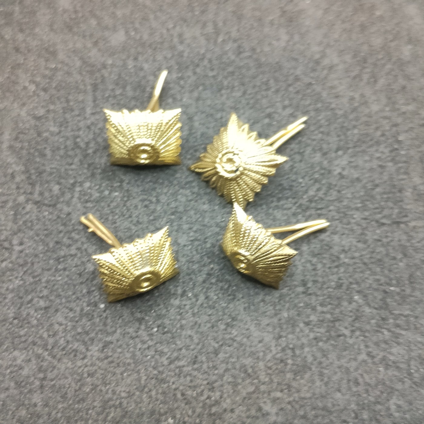 全场0元起拍 第152期 咸鱼国勋章拍卖专场 5月1日（周三）下午6：00开始 东德肩章星星四个