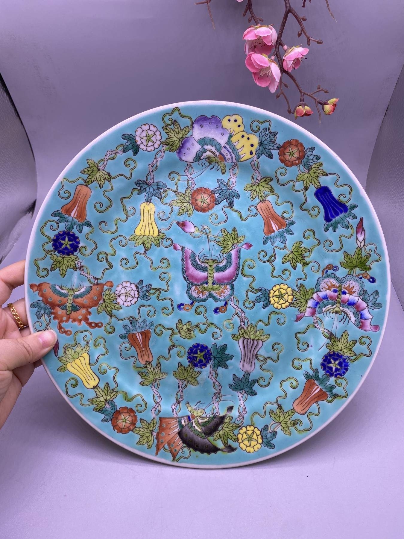 粉彩瓜瓞绵绵盘子，尺寸25厘米，有一短线，品相如图，500包快递