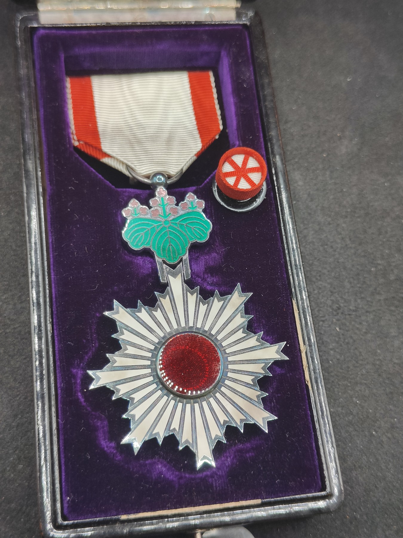 全场0元起拍 第152期 咸鱼国勋章拍卖专场 5月1日（周三）下午6：00开始 日本六等旭日章银制带盒略