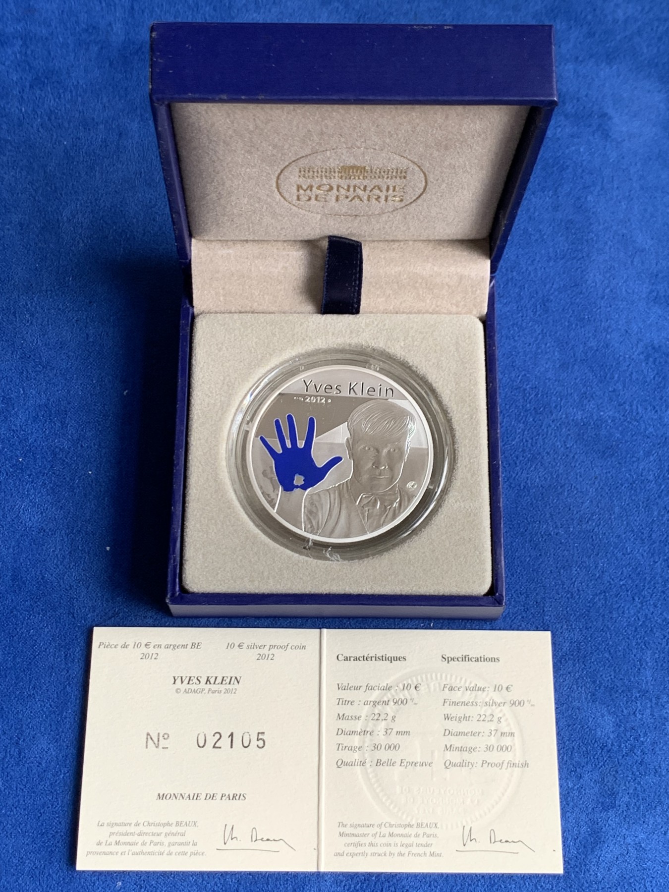 《竞宝斋》第263场-周日，周一 2场连拍 (全场包邮) 法国2012年发行的伊夫克莱因《蓝手印》彩银10欧纪念币（克劳斯获奖币-2014年最佳硬币、最佳艺术币，裸币市价800+） 礼盒装 22.2克 37mm 900银