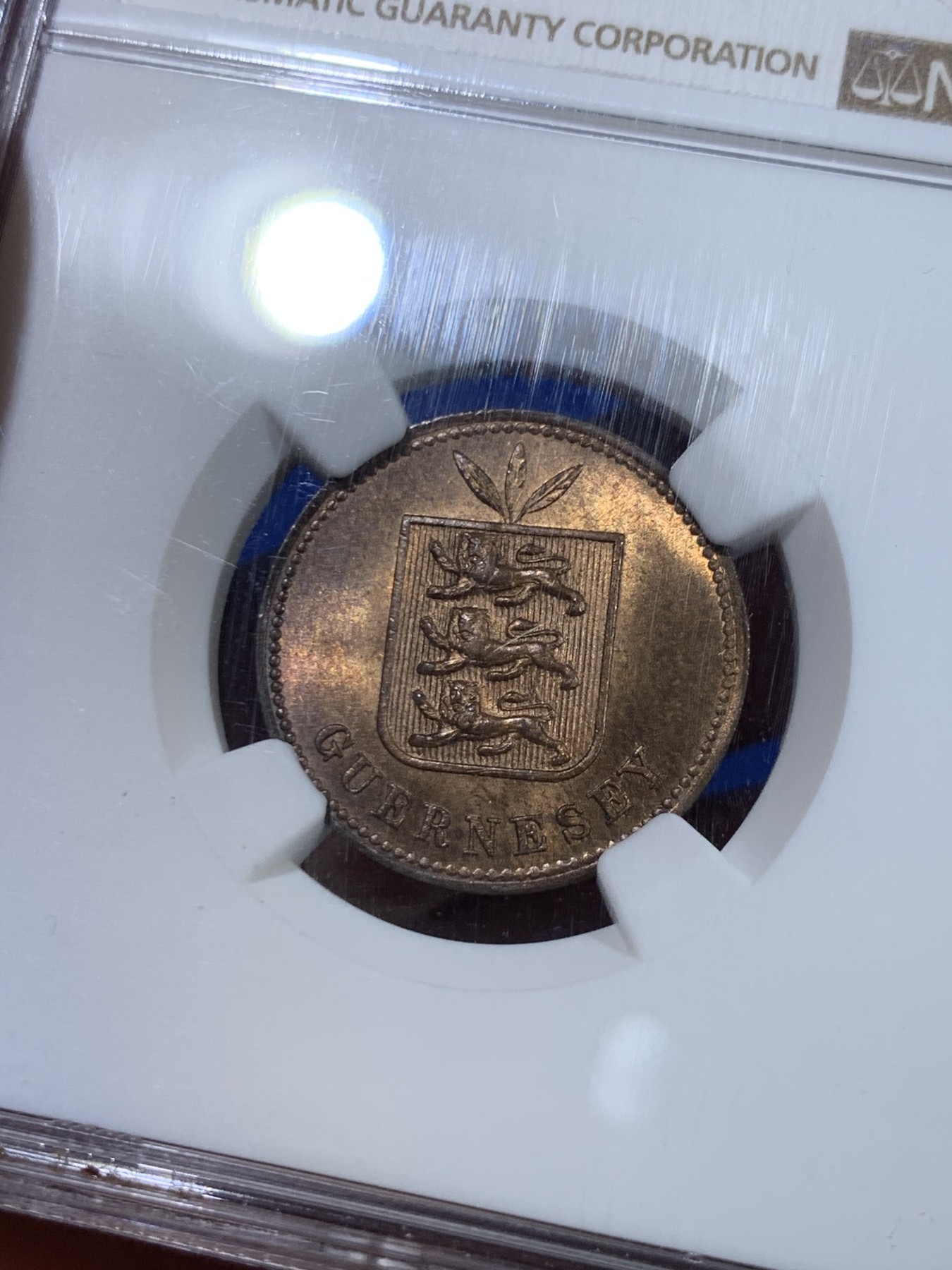 《竞宝斋》第263场-周日，周一 2场连拍 (全场包邮) NGC MS66RB 根西顿1885年3叶雄狮版2道布 极高分铜币