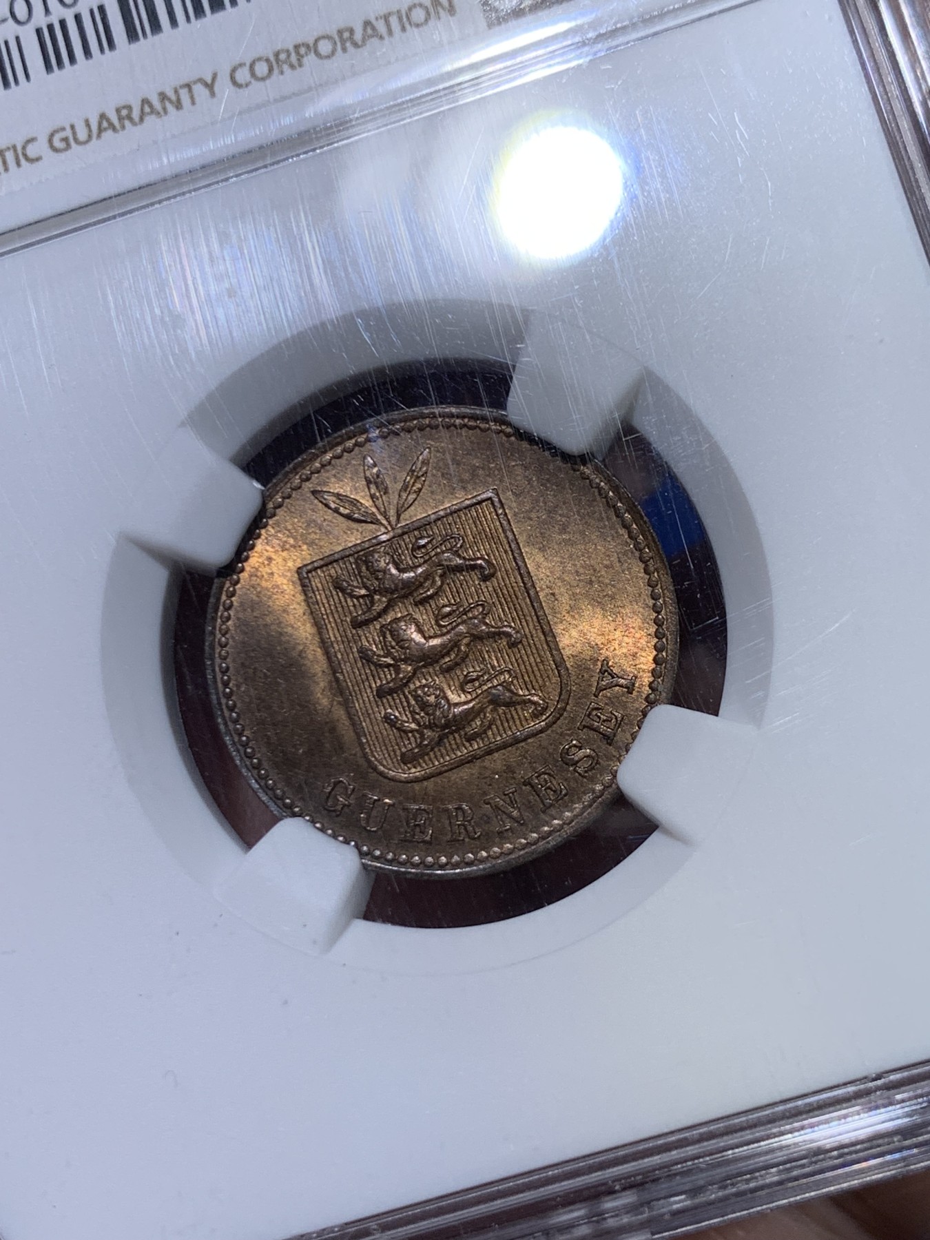 《竞宝斋》第263场-周日，周一 2场连拍 (全场包邮) NGC MS66RB 根西顿1885年3叶雄狮版2道布 极高分铜币