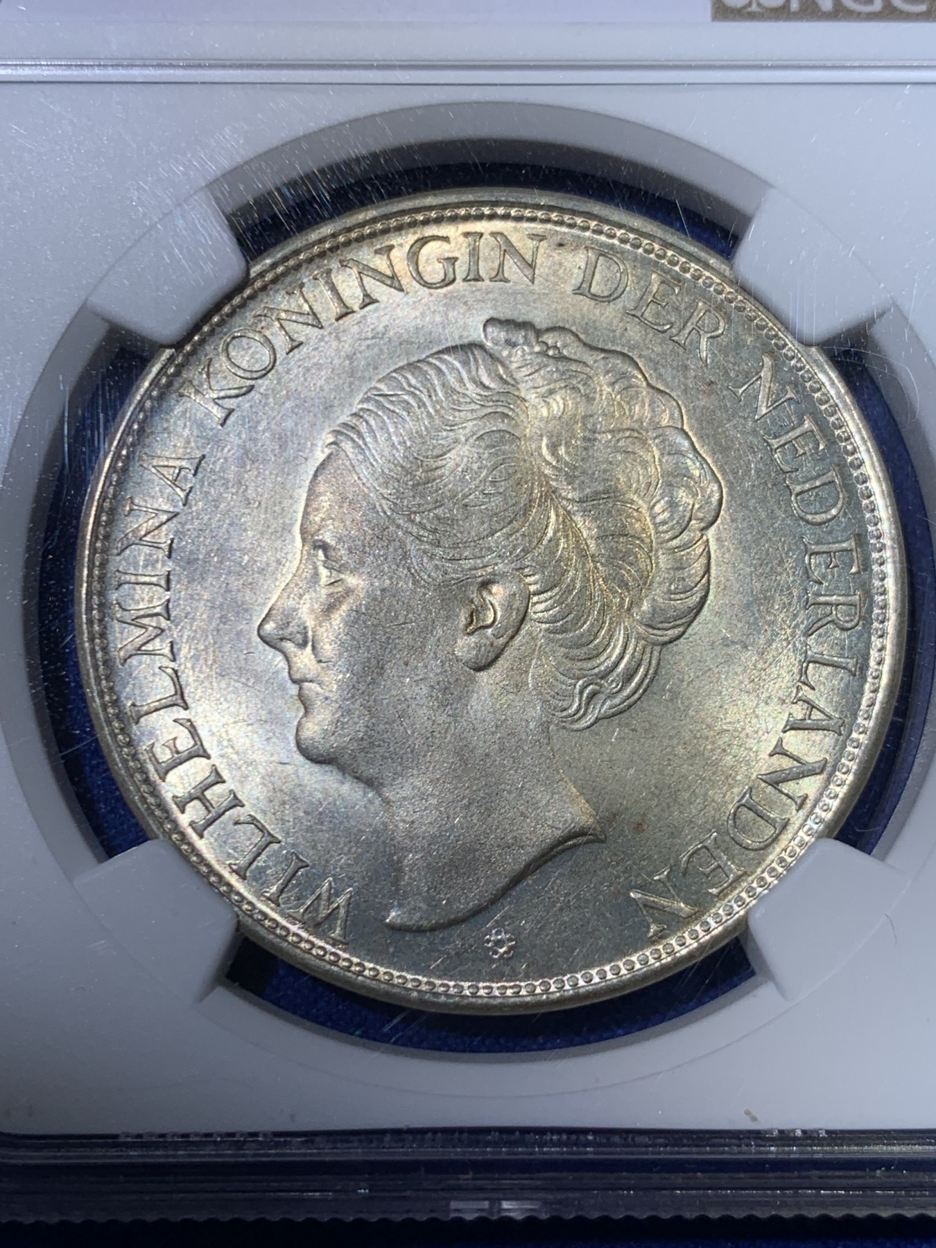 《竞宝斋》第263场-周日，周一 2场连拍 (全场包邮) NGC MS63 荷属东印度 1943年D 威廉明娜女王 2.5盾 底板干净 水汪圈光 经典殖民地品种