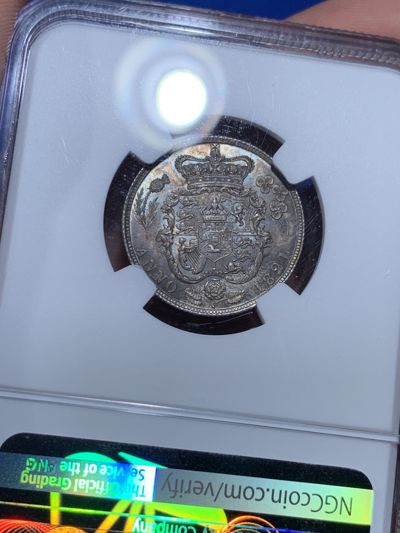 《竞宝斋》第263场-周日，周一 2场连拍 (全场包邮) NGC MS62 英国 1821年乔治四世三花1先令银币，英伦原味老彩包浆，味道非常好。精美富丽的三花，英系收藏必备经典