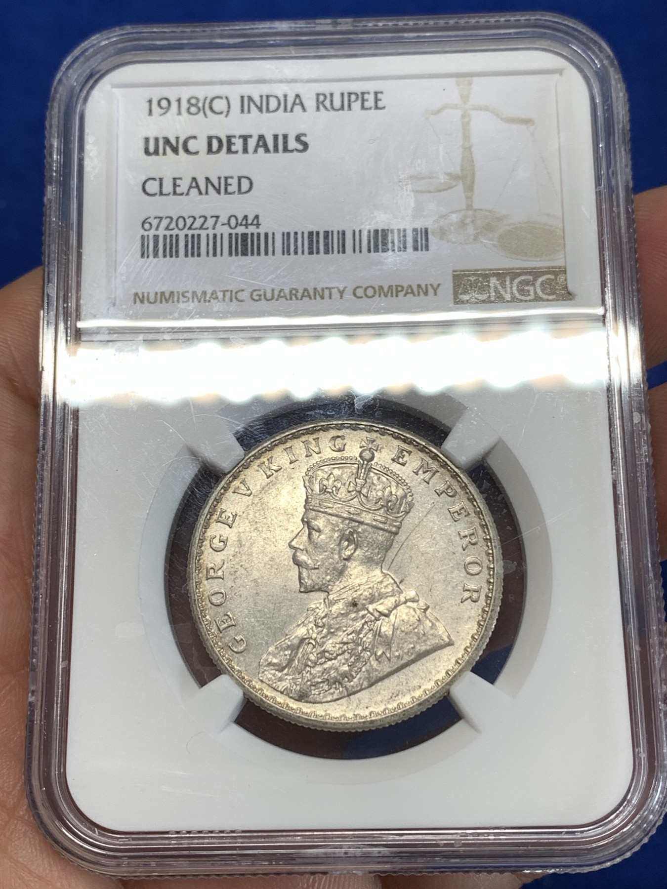 《竞宝斋》第263场-周日，周一 2场连拍 (全场包邮) NGC UNCD 印度1918年1卢比银币  背面一抹蓝色包浆摄人心魄