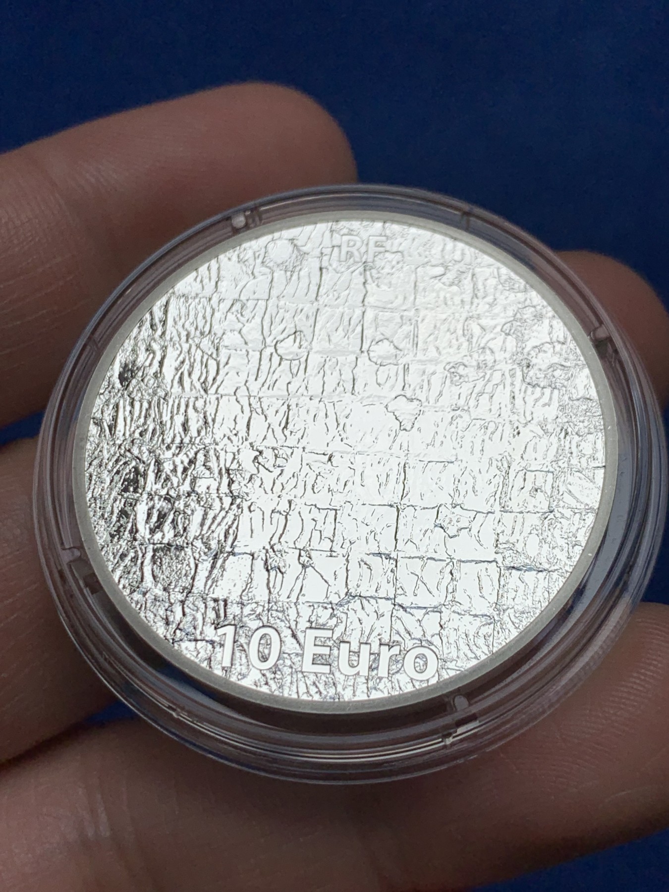 《竞宝斋》第263场-周日，周一 2场连拍 (全场包邮) 法国2012年发行的伊夫克莱因《蓝手印》彩银10欧纪念币（克劳斯获奖币-2014年最佳硬币、最佳艺术币，裸币市价800+） 礼盒装 22.2克 37mm 900银