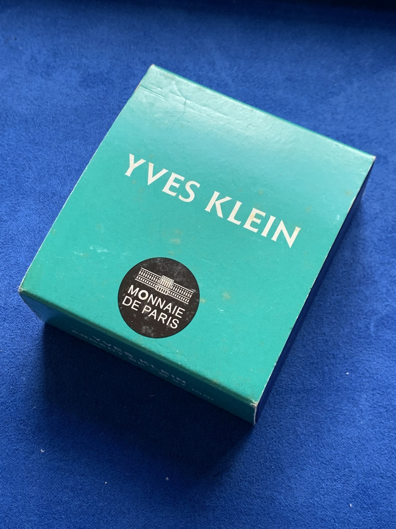 《竞宝斋》第263场-周日，周一 2场连拍 (全场包邮) 法国2012年发行的伊夫克莱因《蓝手印》彩银10欧纪念币（克劳斯获奖币-2014年最佳硬币、最佳艺术币，裸币市价800+） 礼盒装 22.2克 37mm 900银