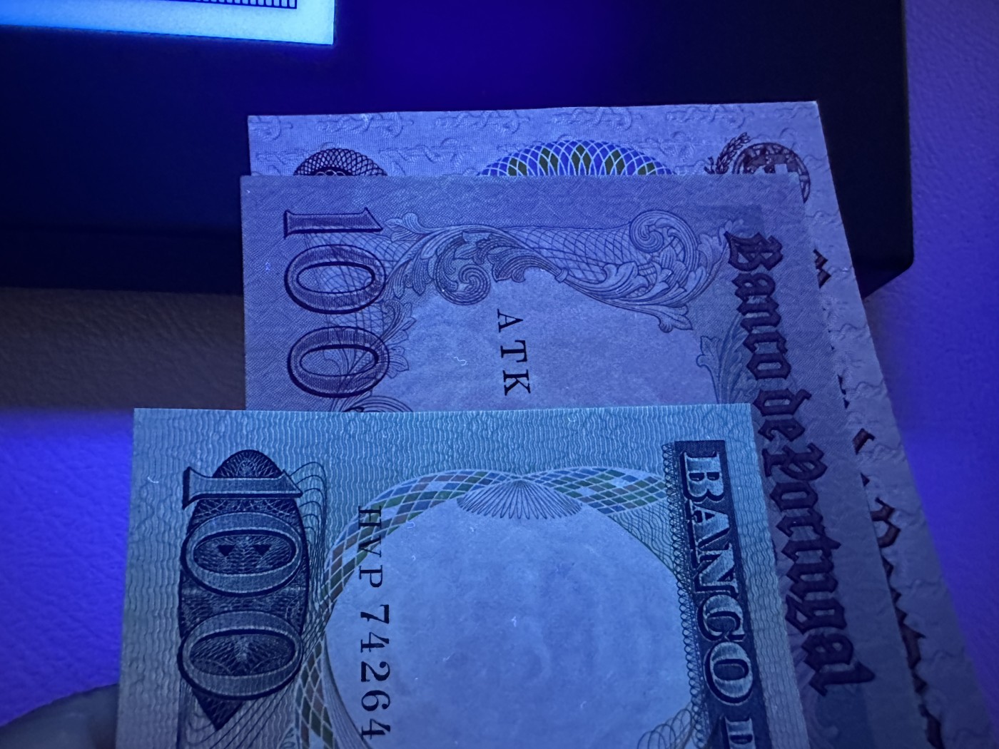 《外钞收藏家》第三百六十五期（连拍第二场） 葡萄三张一起 第一张全新 下面两张有折 角有极轻微潮