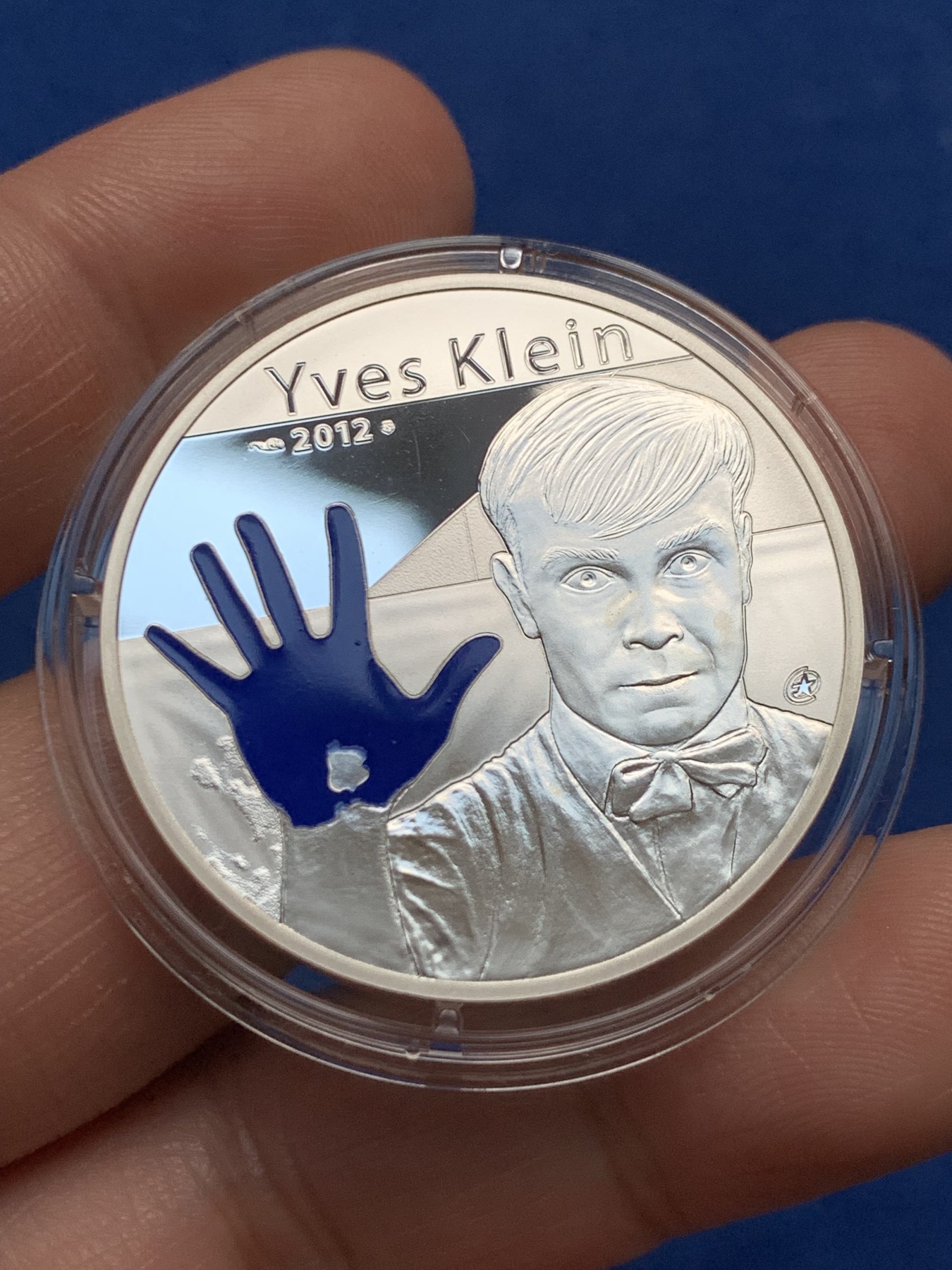 《竞宝斋》第263场-周日，周一 2场连拍 (全场包邮) 法国2012年发行的伊夫克莱因《蓝手印》彩银10欧纪念币（克劳斯获奖币-2014年最佳硬币、最佳艺术币，裸币市价800+） 礼盒装 22.2克 37mm 900银