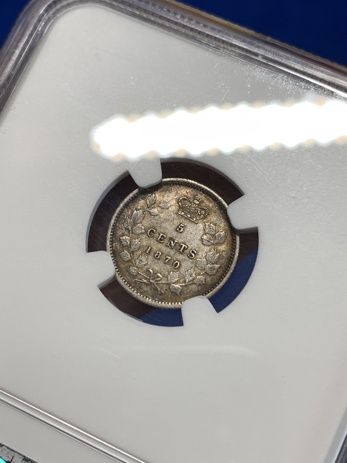 《竞宝斋》第263场-周日，周一 2场连拍 (全场包邮) NGC AU55 加拿大1870年小维5分银币，925银，独特的小维年轻头像。早期的加拿大小维出分都难得，60分书价250美元，更高分仅有3枚。