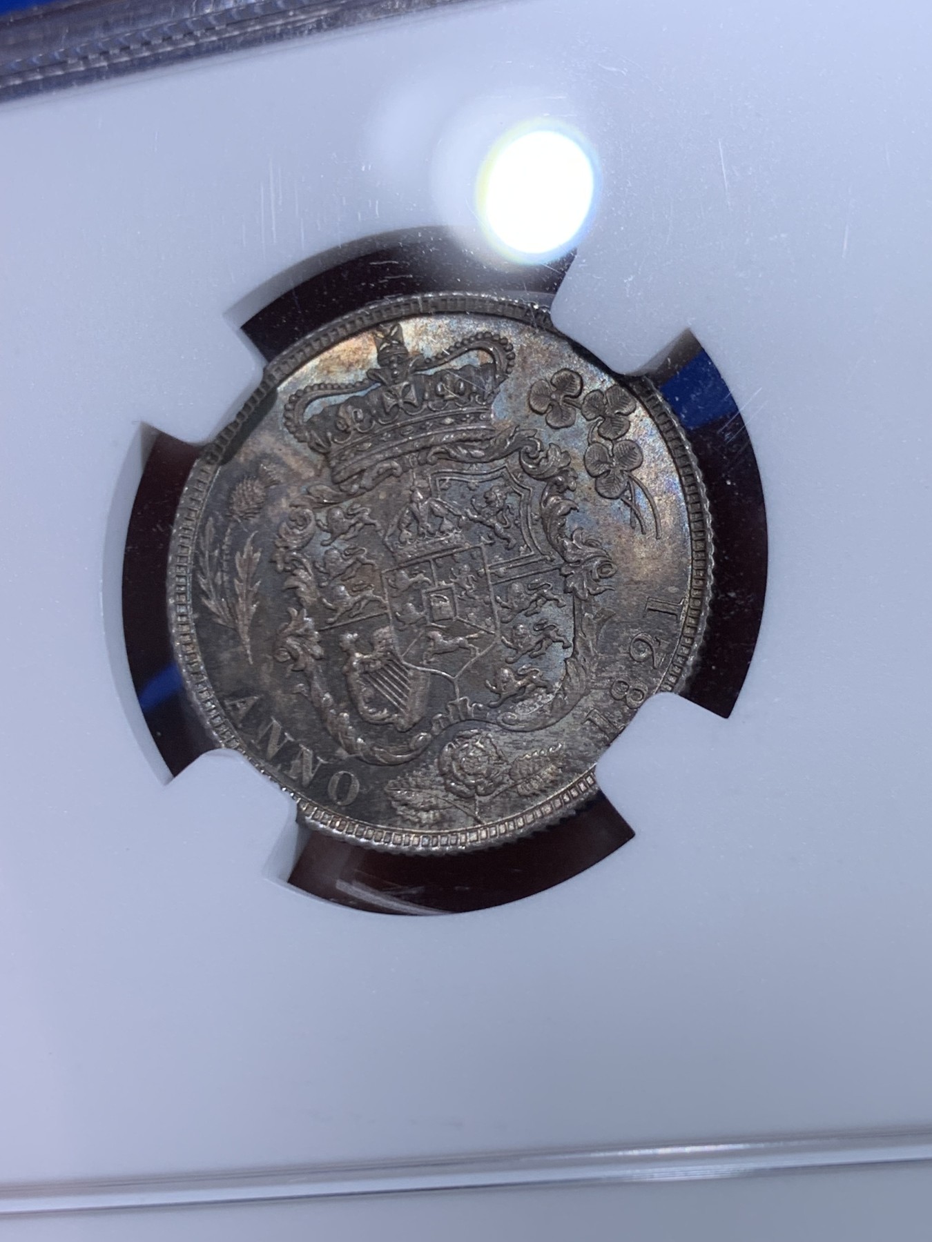 《竞宝斋》第263场-周日，周一 2场连拍 (全场包邮) NGC MS62 英国 1821年乔治四世三花1先令银币，英伦原味老彩包浆，味道非常好。精美富丽的三花，英系收藏必备经典