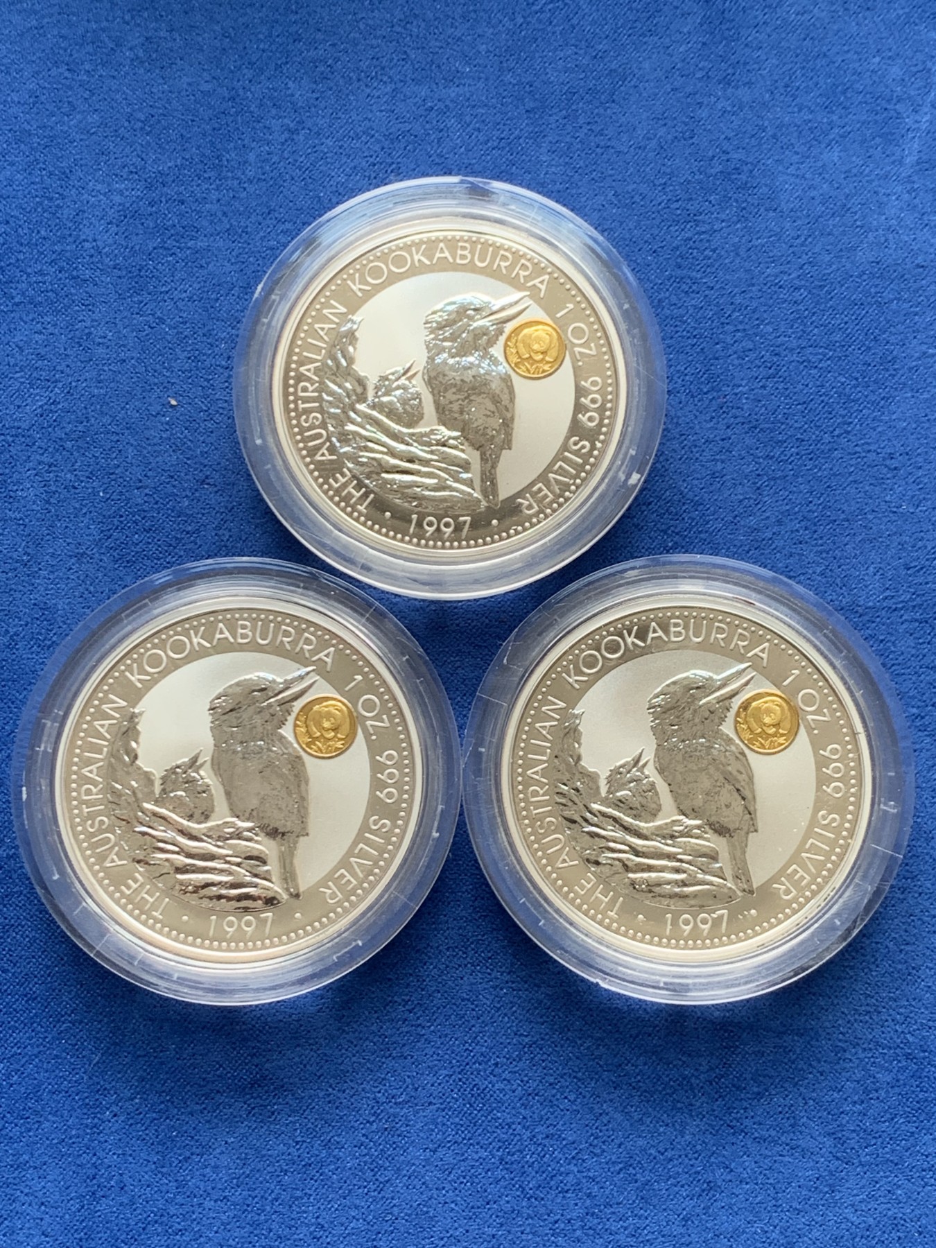 《竞宝斋》第263场-周日，周一 2场连拍 (全场包邮) 3枚一组 1997澳大利亚笑翠鸟镶金猫银币，全品，两枚为豹子号证书（08666、02111）