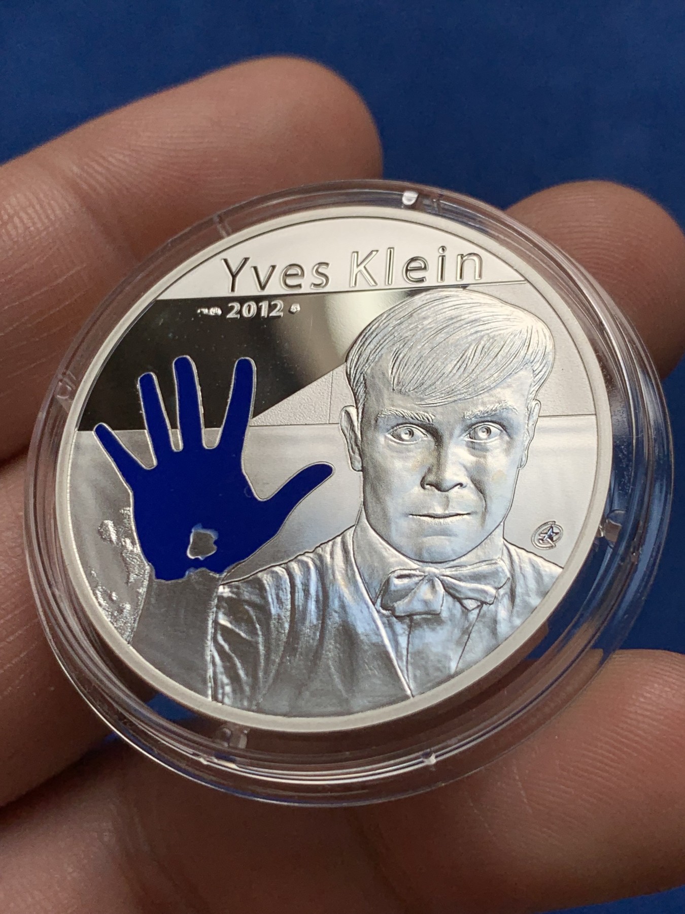 《竞宝斋》第263场-周日，周一 2场连拍 (全场包邮) 法国2012年发行的伊夫克莱因《蓝手印》彩银10欧纪念币（克劳斯获奖币-2014年最佳硬币、最佳艺术币，裸币市价800+） 礼盒装 22.2克 37mm 900银